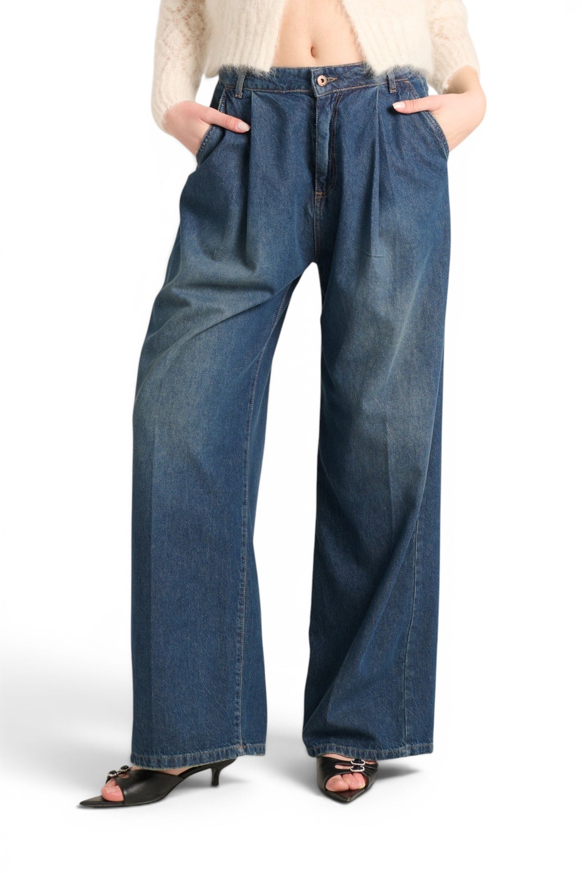 Cindy straight leg jeans in frayed denim with pleats