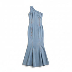 Abito Bianca in denim comfort a monospalla con fondo godet