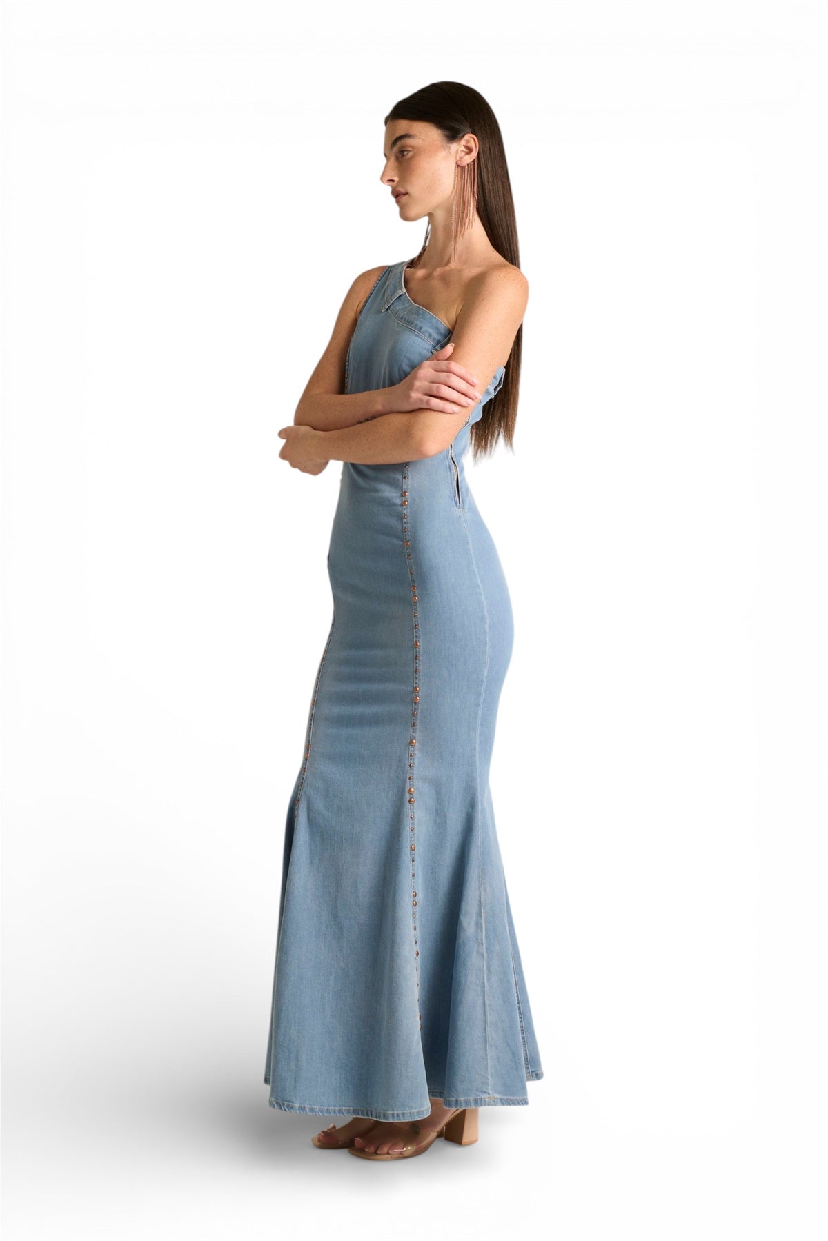 Abito Bianca in denim comfort a monospalla con fondo godet