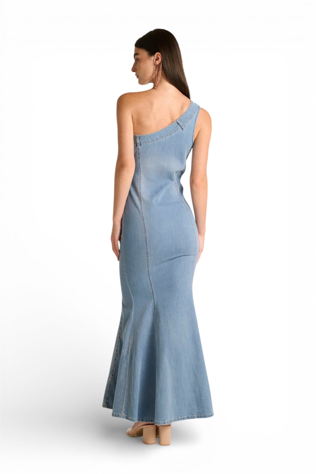 Abito Bianca in denim comfort a monospalla con fondo godet