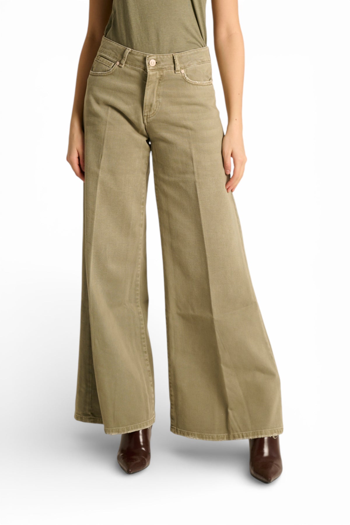Pantaloni Brenda wide leg in drill fermo con trattamenti denim