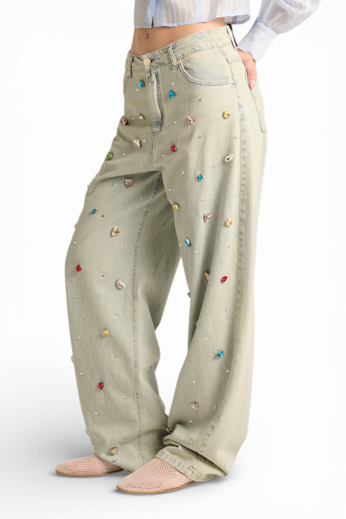 Jeans Ashley barrel con strass e castoni in denim slegato