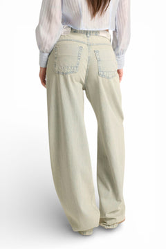 Jeans Ashley barrel con strass e castoni in denim slegato