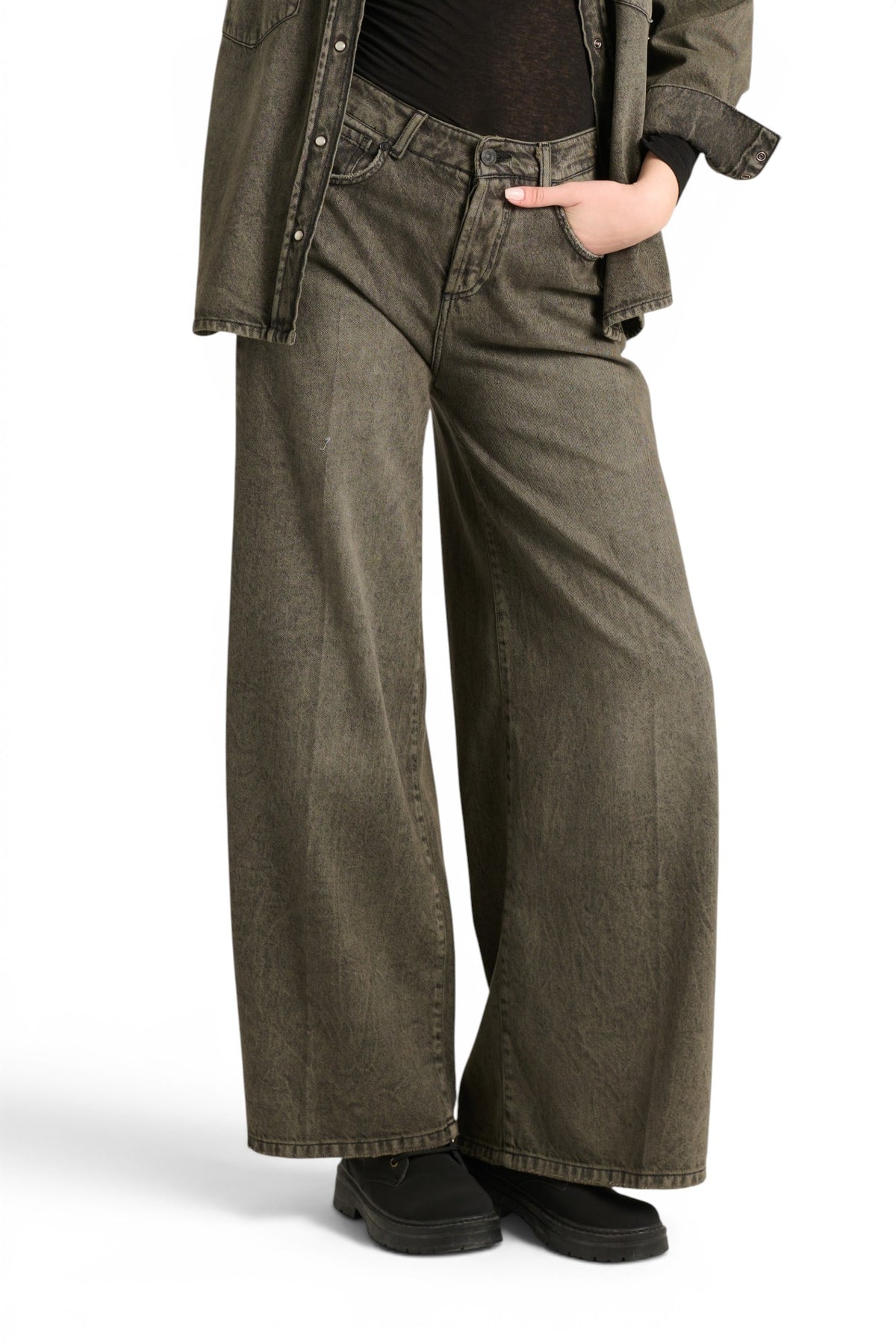 Jeans Camila wide leg in denim nero cioccolato slegato