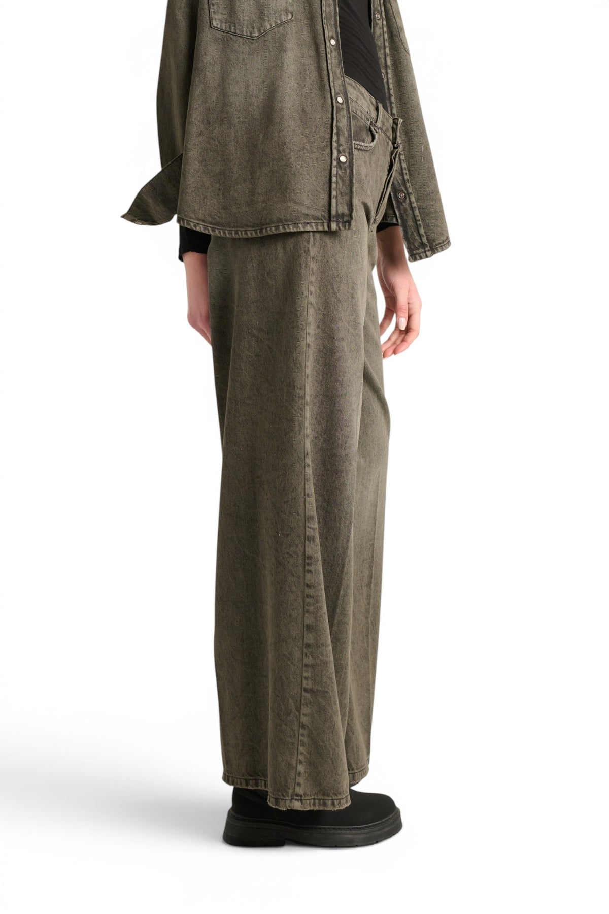 Jeans Camila wide leg in denim nero cioccolato slegato