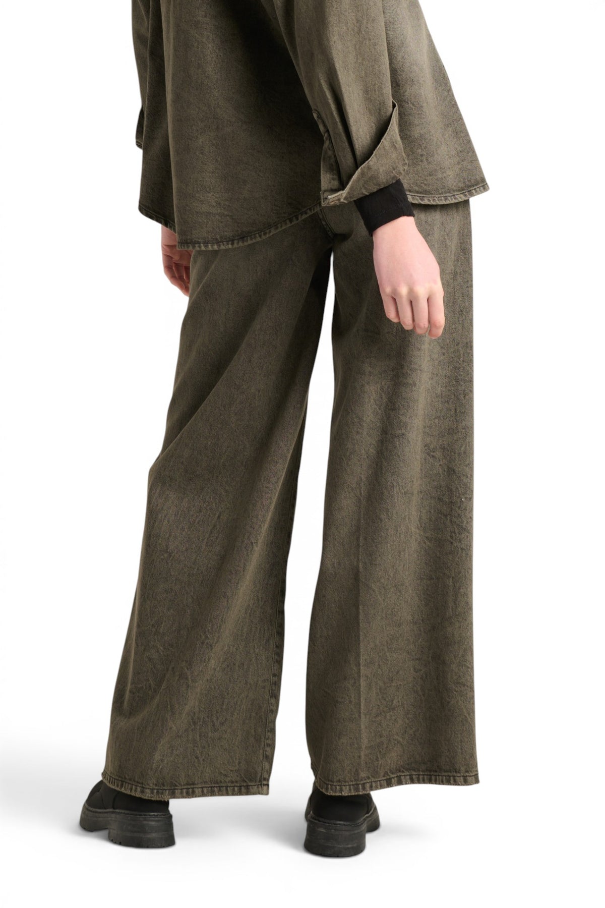 Jeans Camila wide leg in denim nero cioccolato slegato