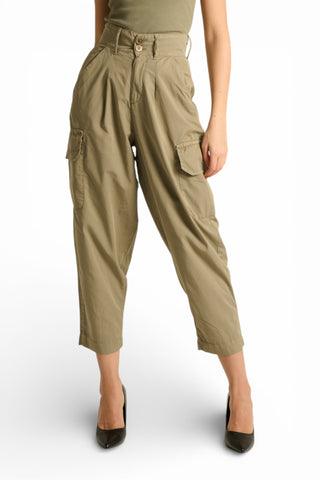 Pantaloni Debora cargo balloon fit in gabardine a vita alta con pinces