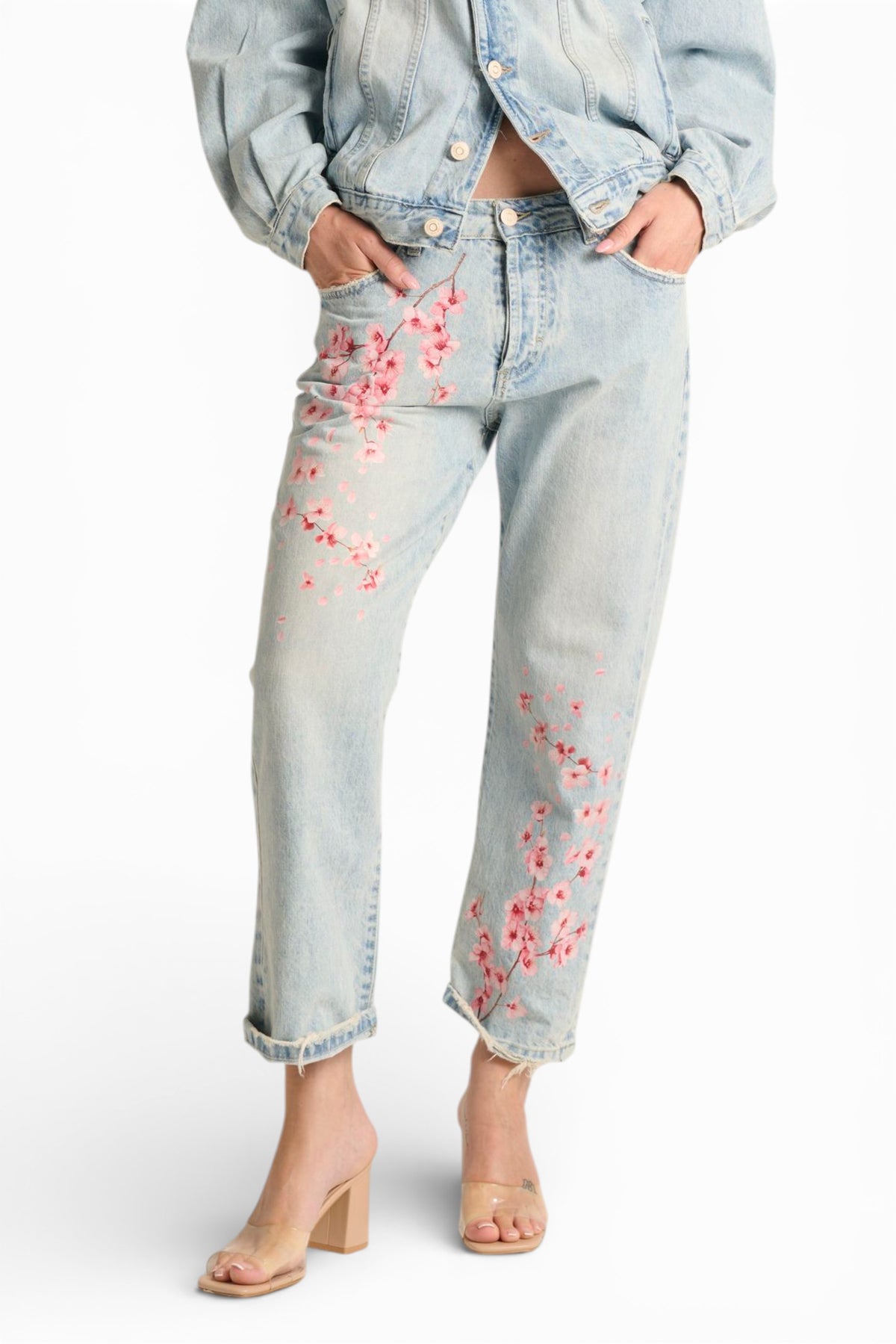Jeans Celine boyfriend in denim used con stampa fiori di ciliegio
