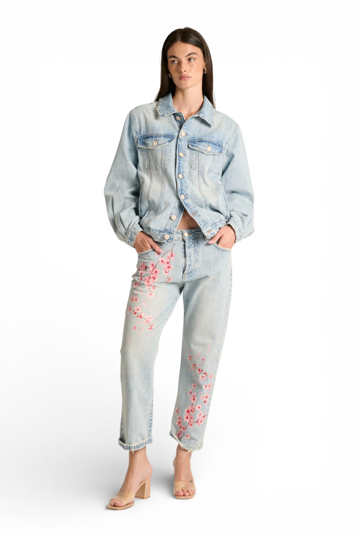 Jeans Celine boyfriend in denim used con stampa fiori di ciliegio