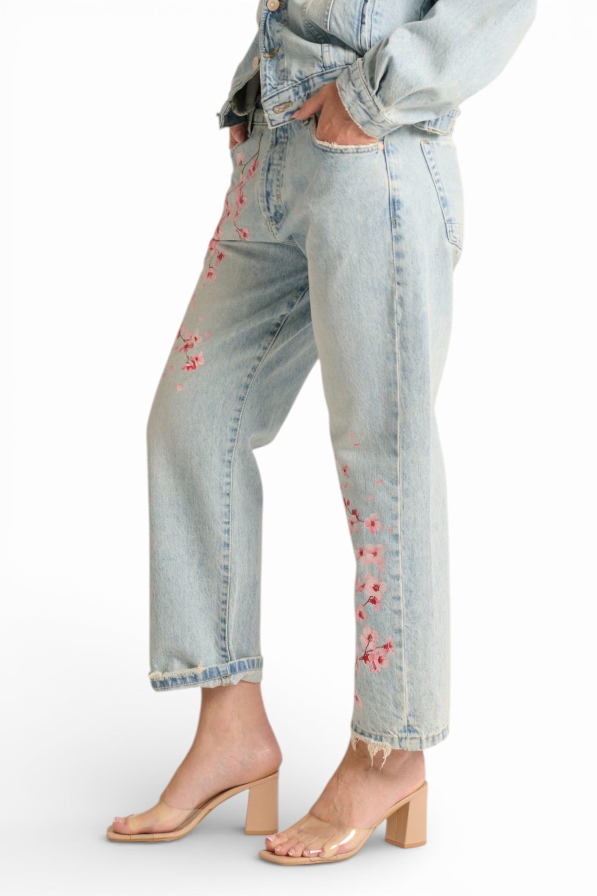 Jeans Celine boyfriend in denim used con stampa fiori di ciliegio