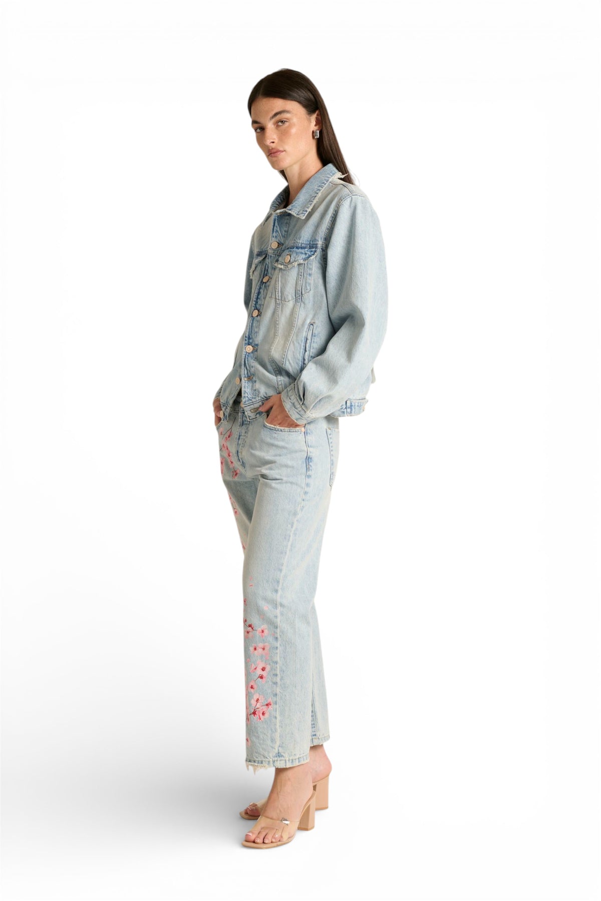 Jeans Celine boyfriend in denim used con stampa fiori di ciliegio