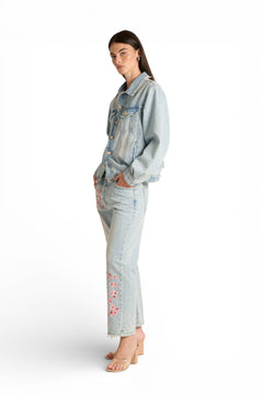 Jeans Celine boyfriend in denim used con stampa fiori di ciliegio