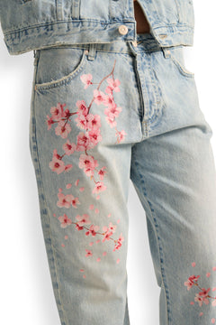 Jeans Celine boyfriend in denim used con stampa fiori di ciliegio