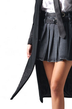 Cappotto nero lungo con spacchi davanti e schizzi lamina sul fondo