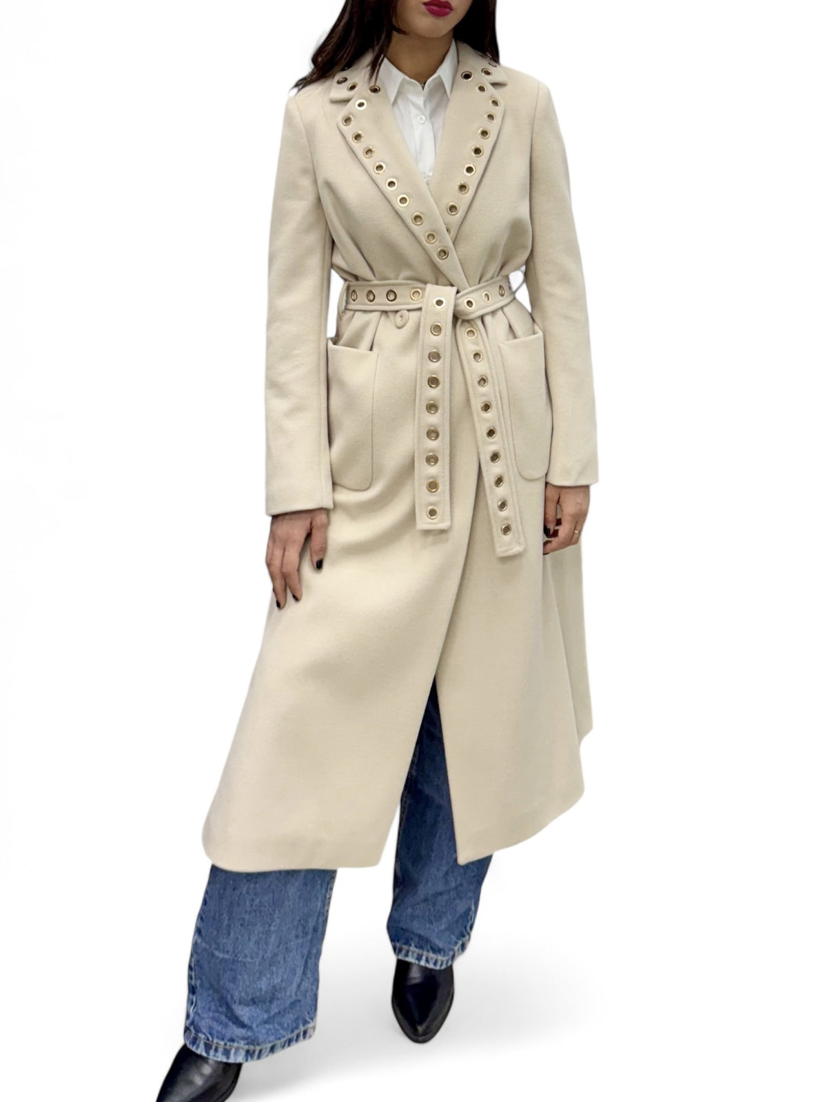 Cappotto beige lungo con spacchi laterali e applicazione occhielli