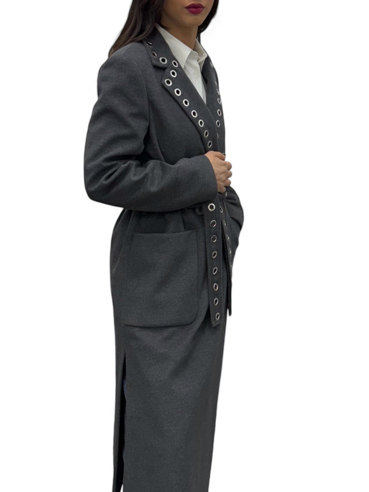 Cappotto dark grey lungo con spacchi laterali e applicazione occhielli