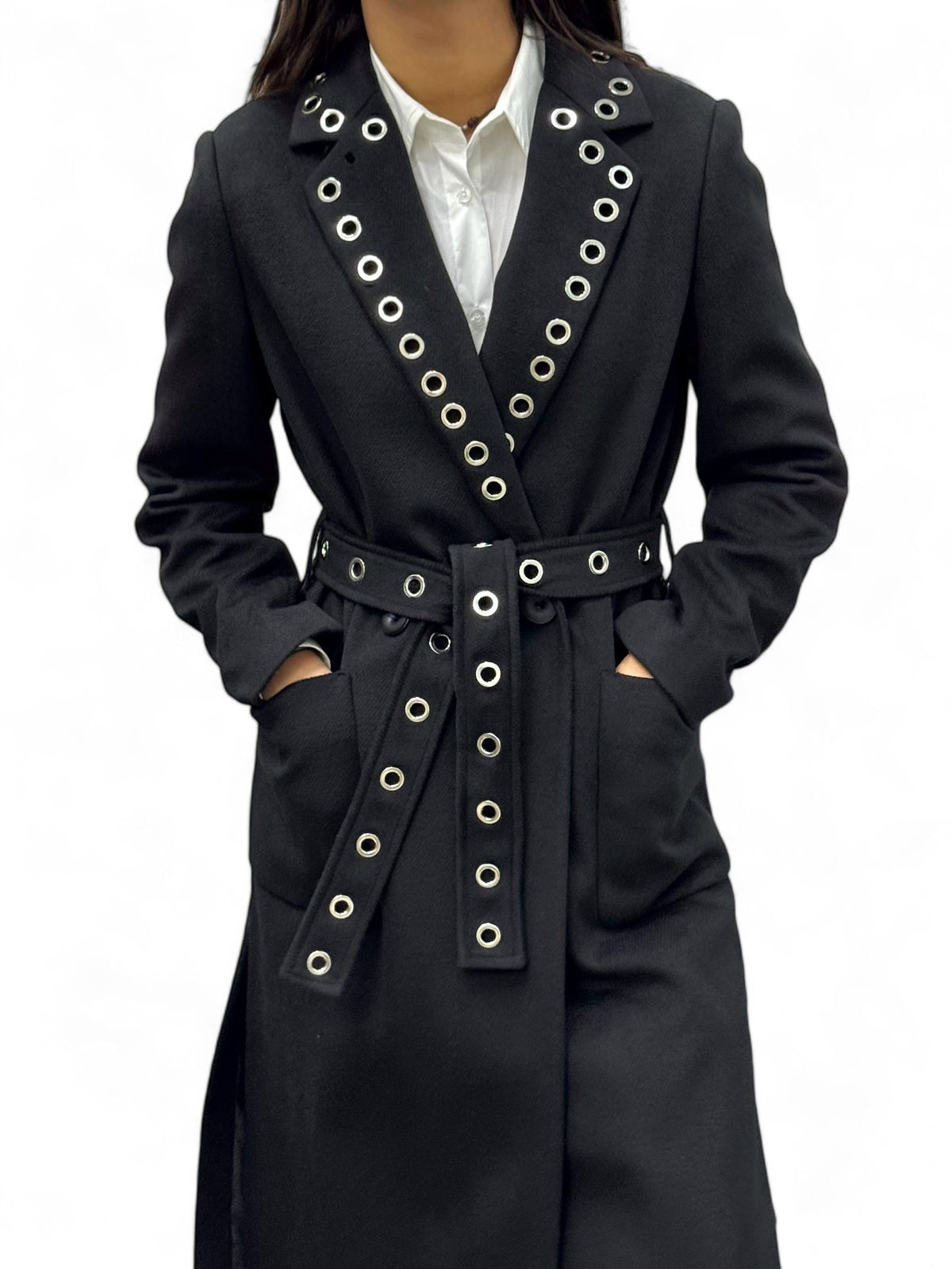 Cappotto nero lungo con spacchi laterali e applicazione occhielli