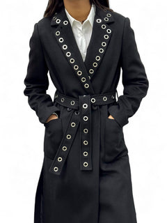 Cappotto nero lungo con spacchi laterali e applicazione occhielli