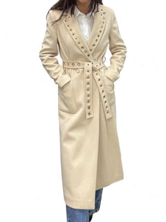 Cappotto beige lungo con spacchi laterali e applicazione occhielli