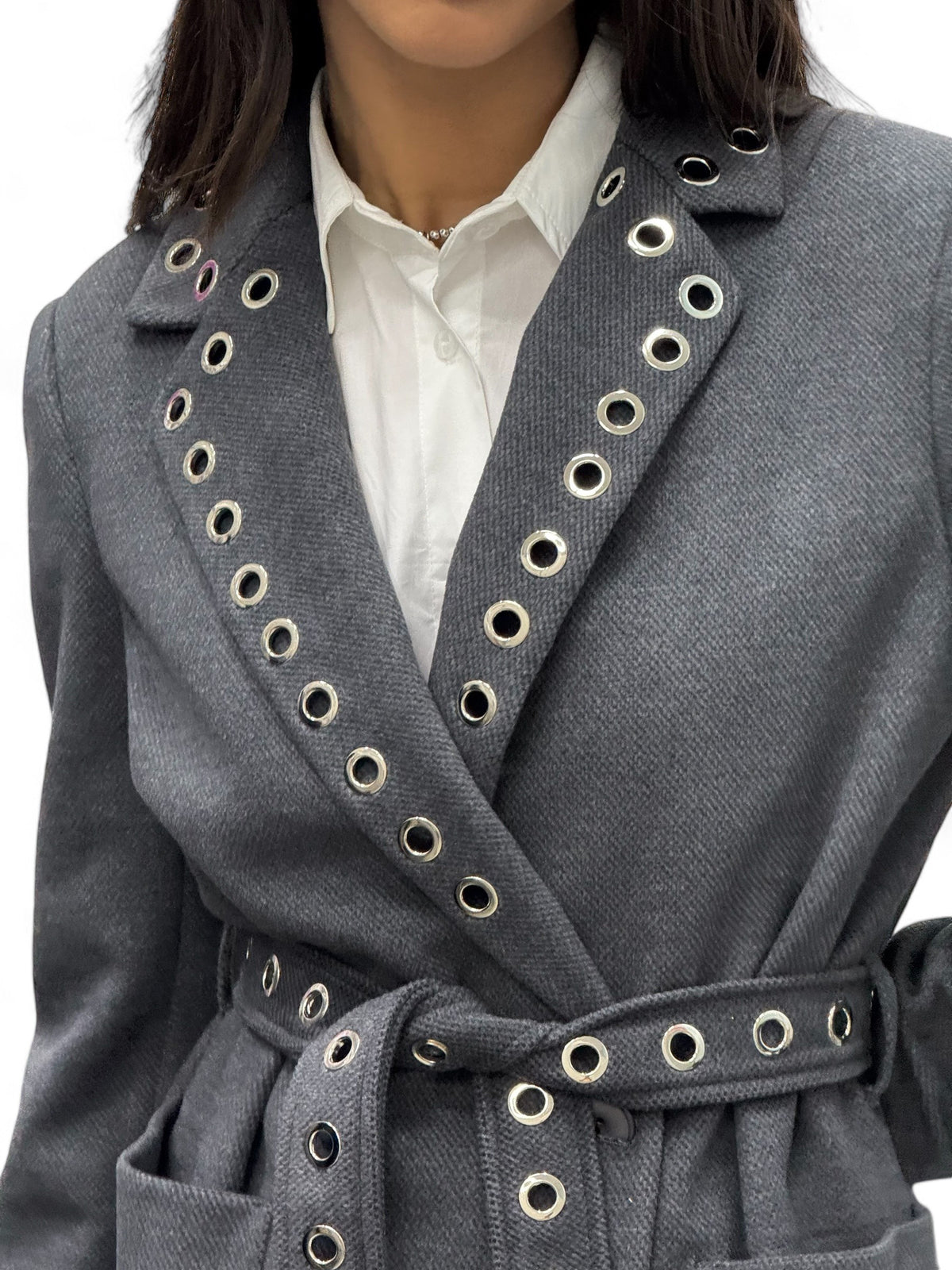 Cappotto dark grey lungo con spacchi laterali e applicazione occhielli