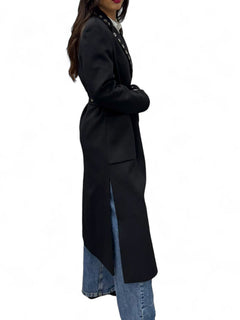 Cappotto nero lungo con spacchi laterali e applicazione occhielli