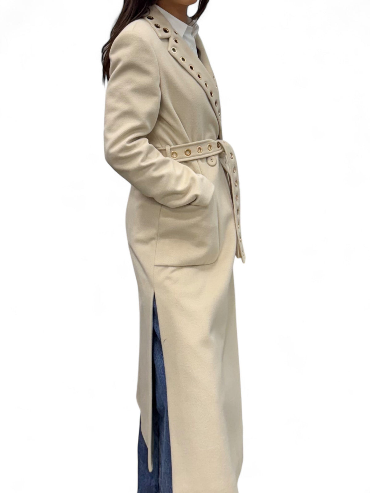 Cappotto beige lungo con spacchi laterali e applicazione occhielli
