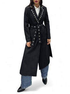 Cappotto nero lungo con spacchi laterali e applicazione occhielli