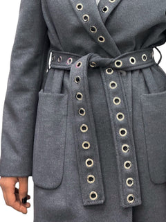 Cappotto dark grey lungo con spacchi laterali e applicazione occhielli