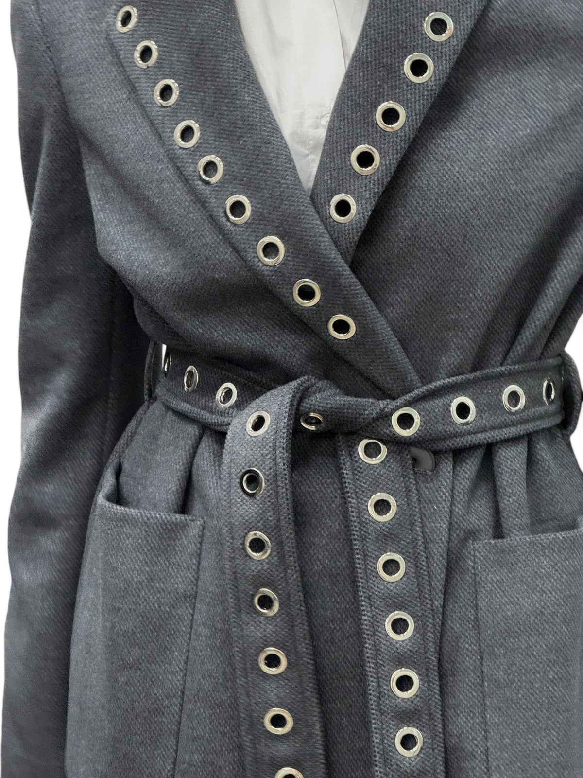 Cappotto dark grey lungo con spacchi laterali e applicazione occhielli