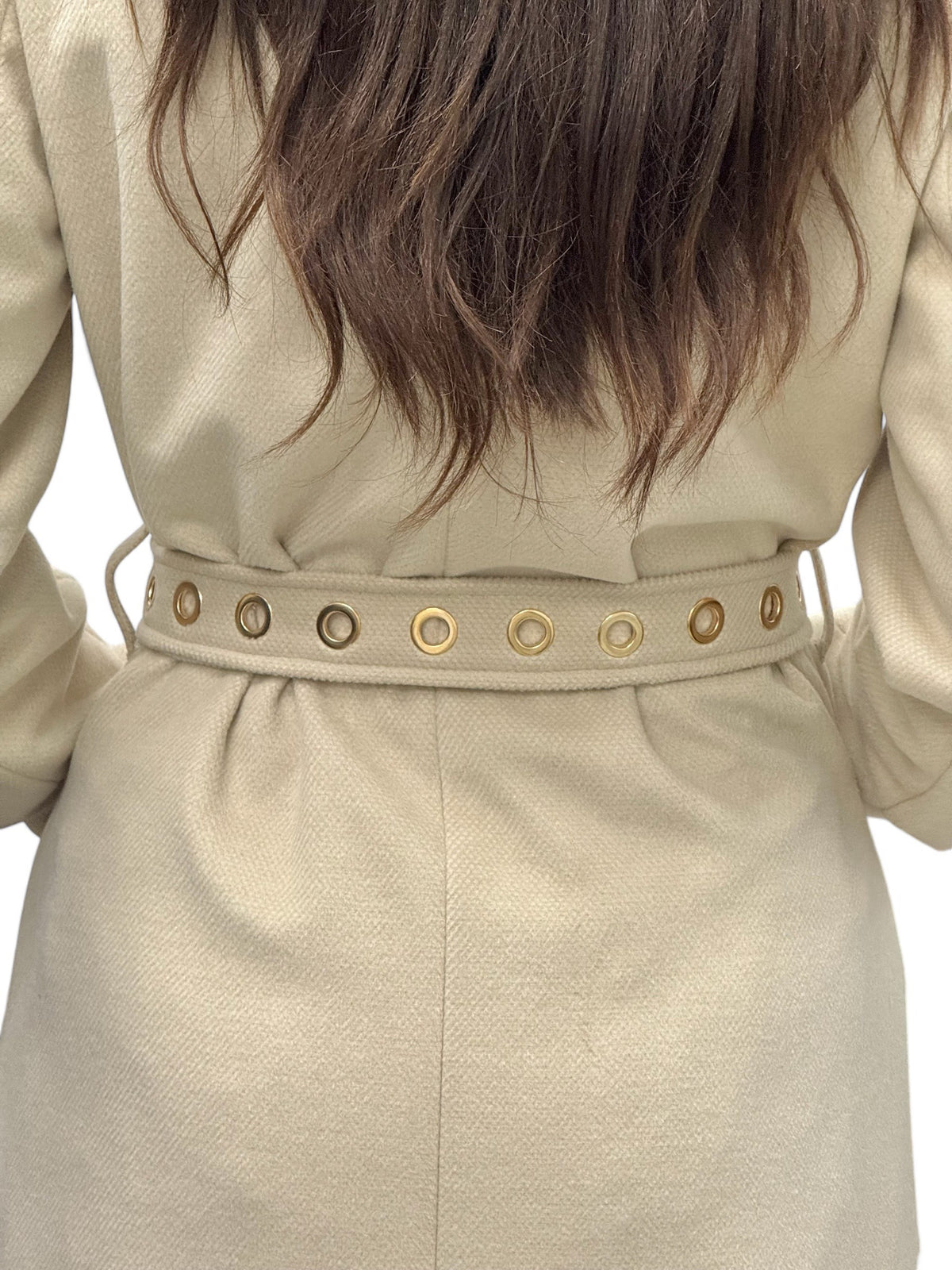 Cappotto beige lungo con spacchi laterali e applicazione occhielli