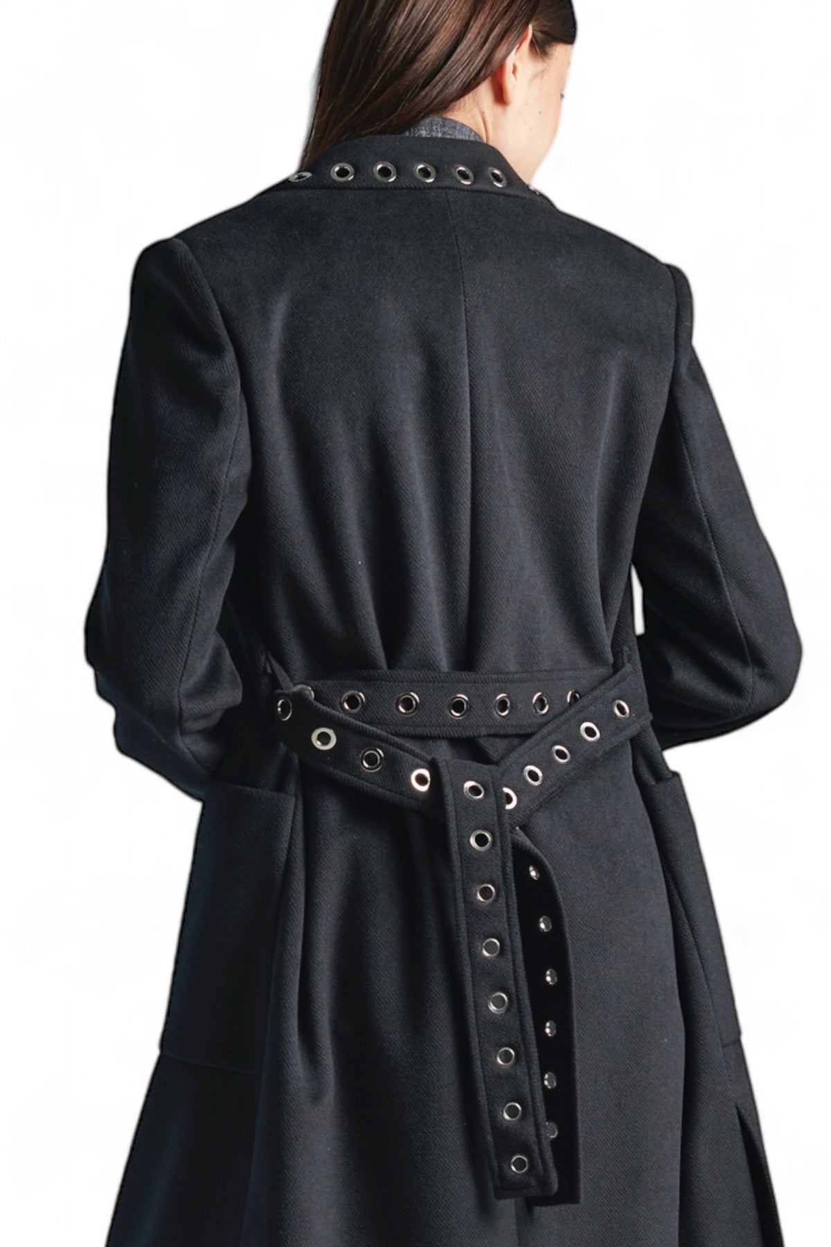Cappotto nero lungo con spacchi laterali e applicazione occhielli