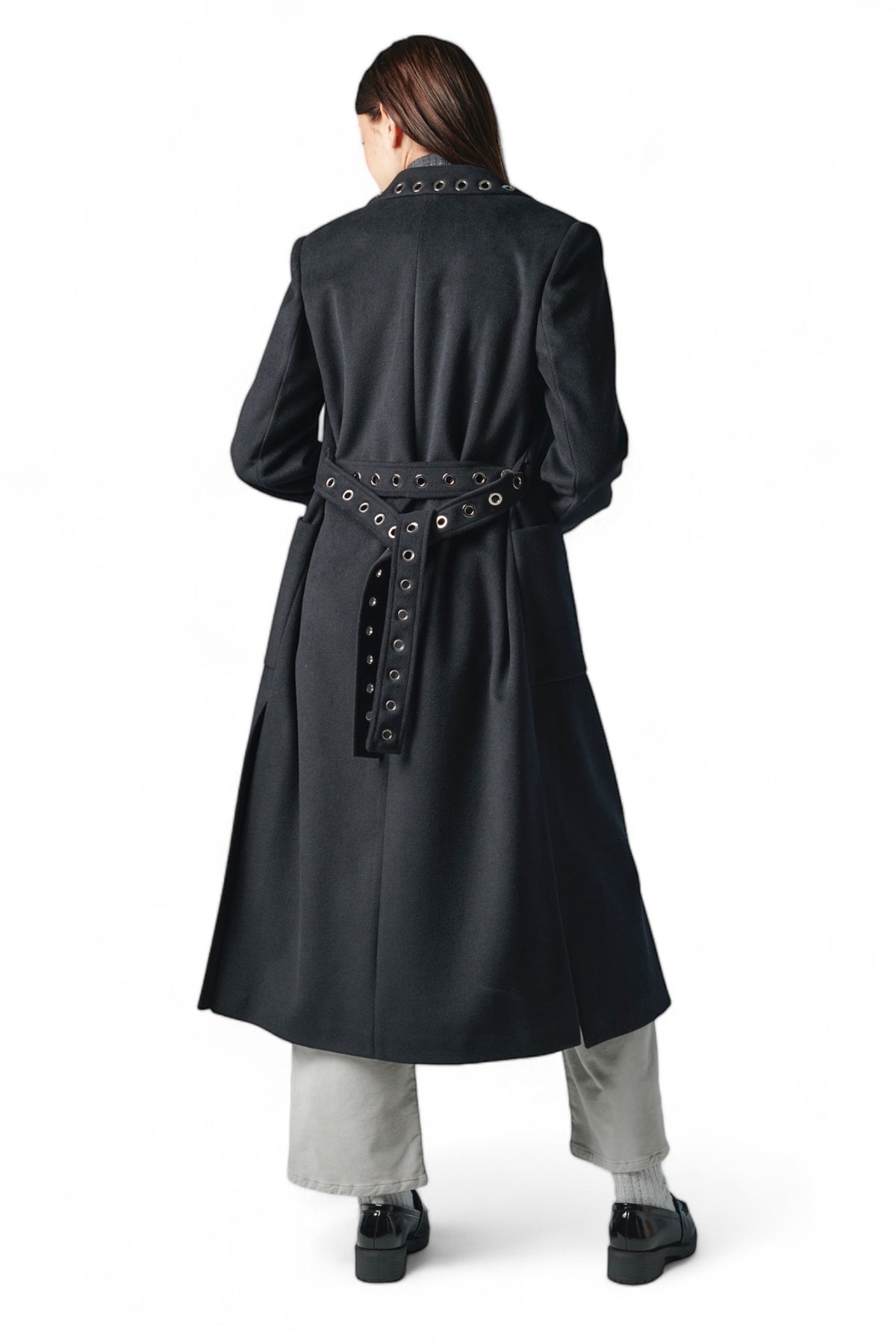 Cappotto nero lungo con spacchi laterali e applicazione occhielli