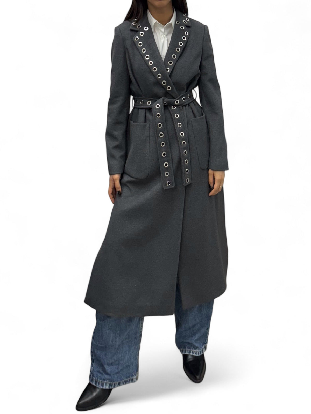 Cappotto dark grey lungo con spacchi laterali e applicazione occhielli