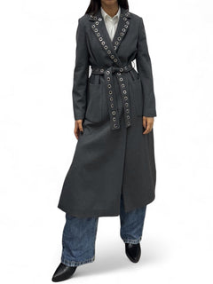 Cappotto dark grey lungo con spacchi laterali e applicazione occhielli