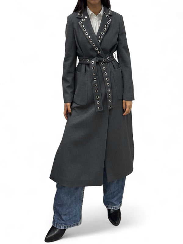 Cappotto dark grey lungo con spacchi laterali e applicazione occhielli