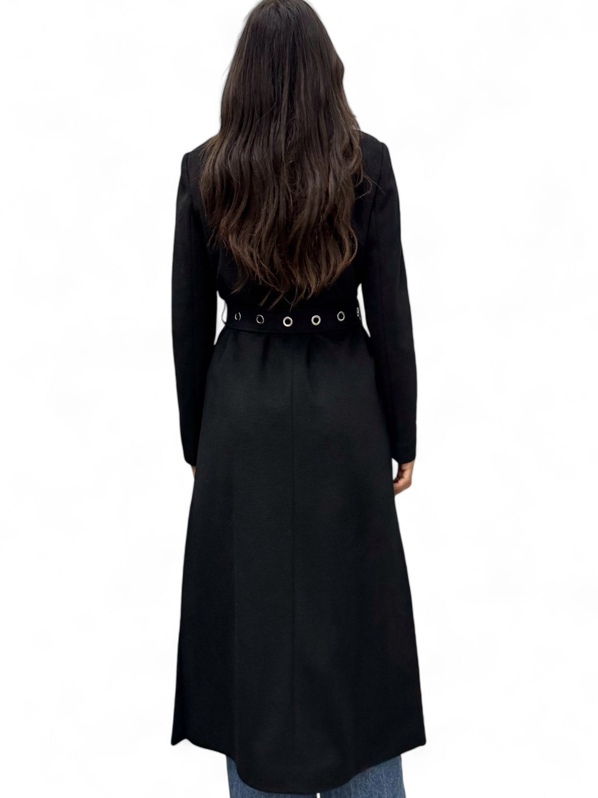 Cappotto nero lungo con spacchi laterali e applicazione occhielli