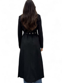 Cappotto nero lungo con spacchi laterali e applicazione occhielli