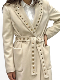 Cappotto beige lungo con spacchi laterali e applicazione occhielli