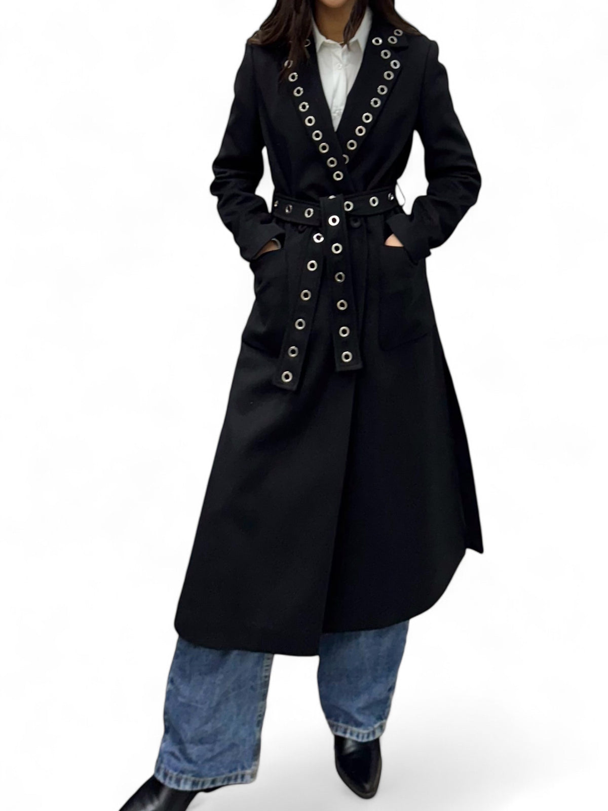 Cappotto nero lungo con spacchi laterali e applicazione occhielli