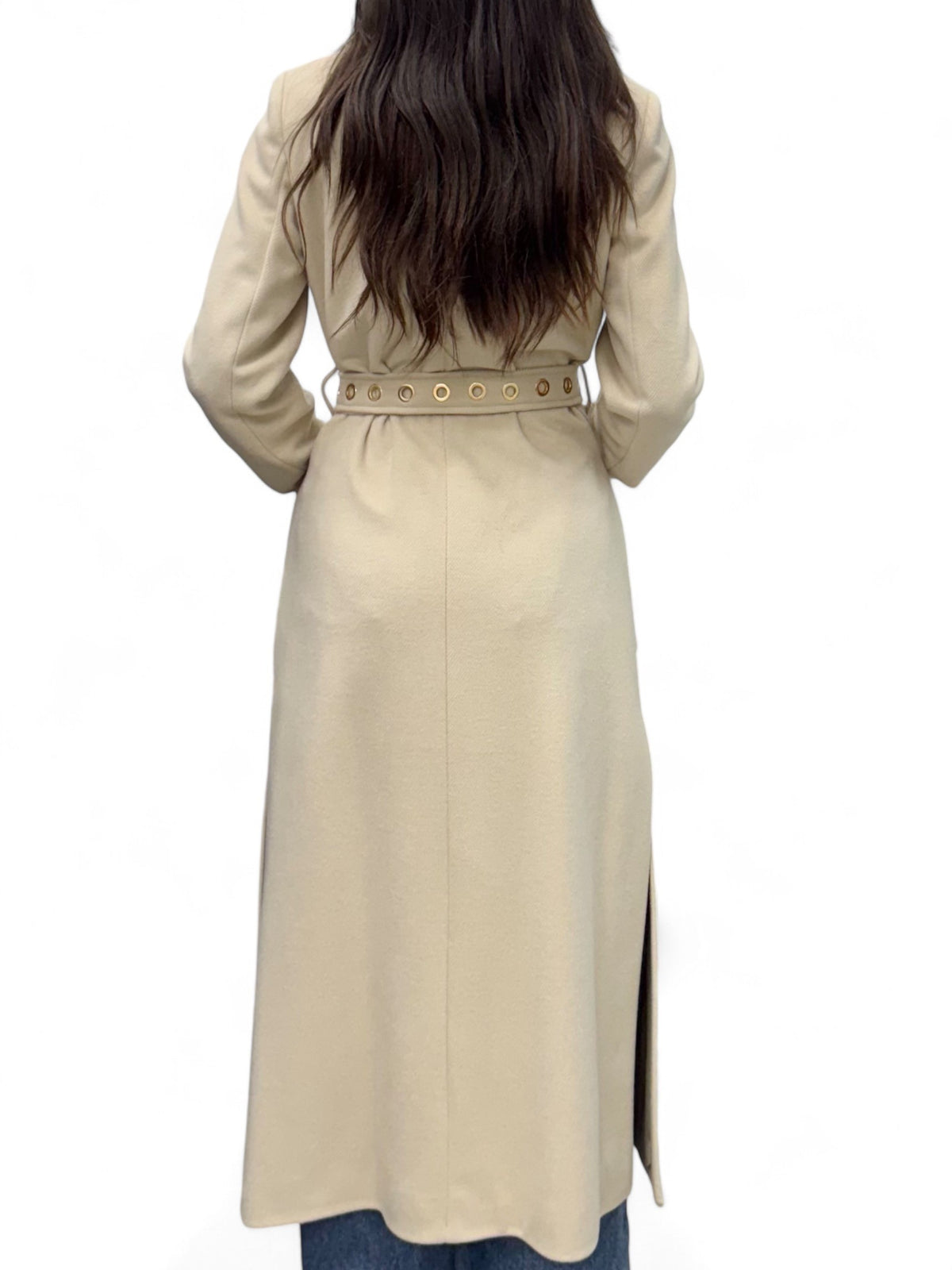 Cappotto beige lungo con spacchi laterali e applicazione occhielli