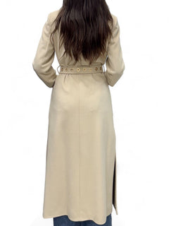 Cappotto beige lungo con spacchi laterali e applicazione occhielli