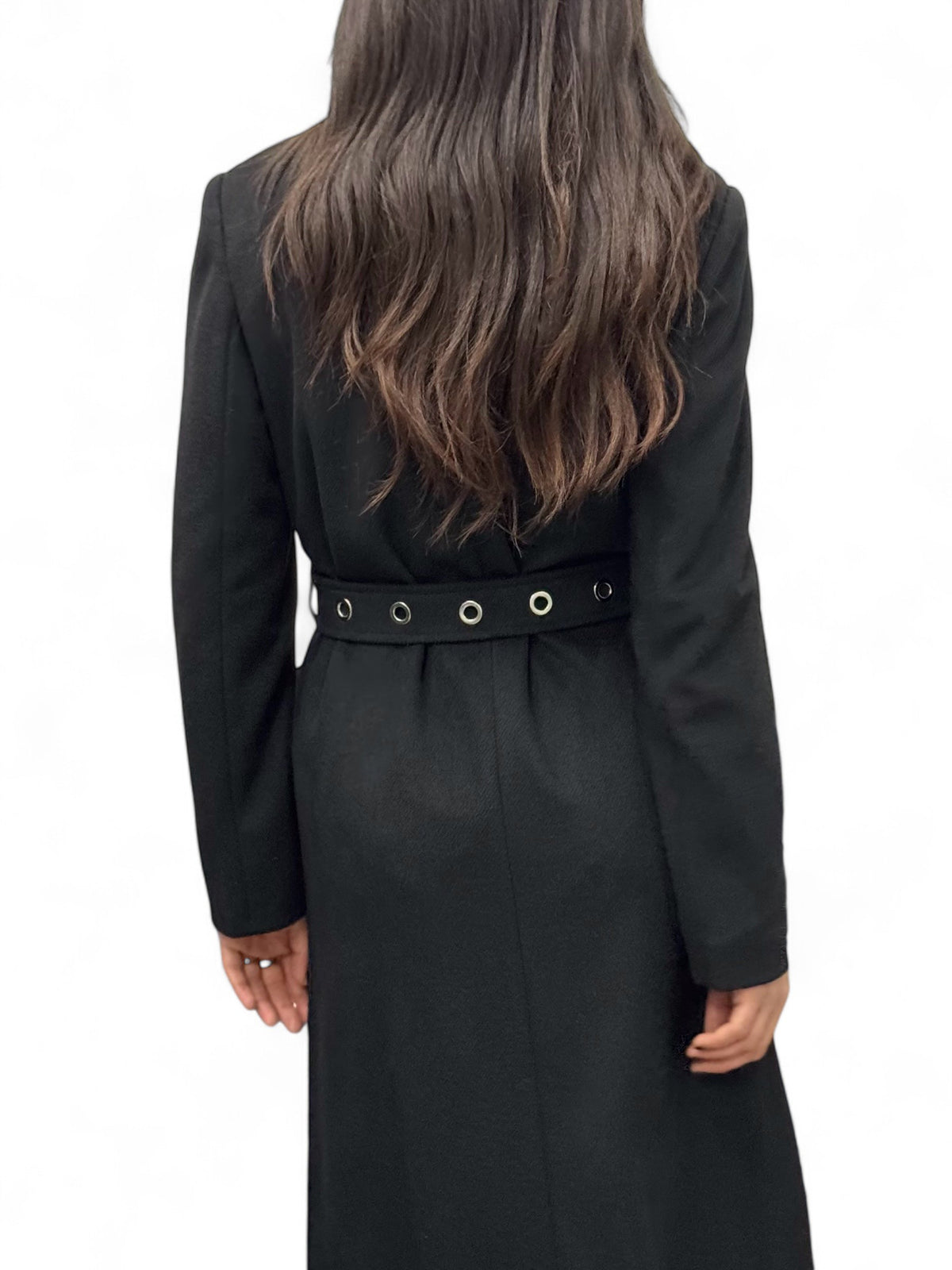 Cappotto nero lungo con spacchi laterali e applicazione occhielli