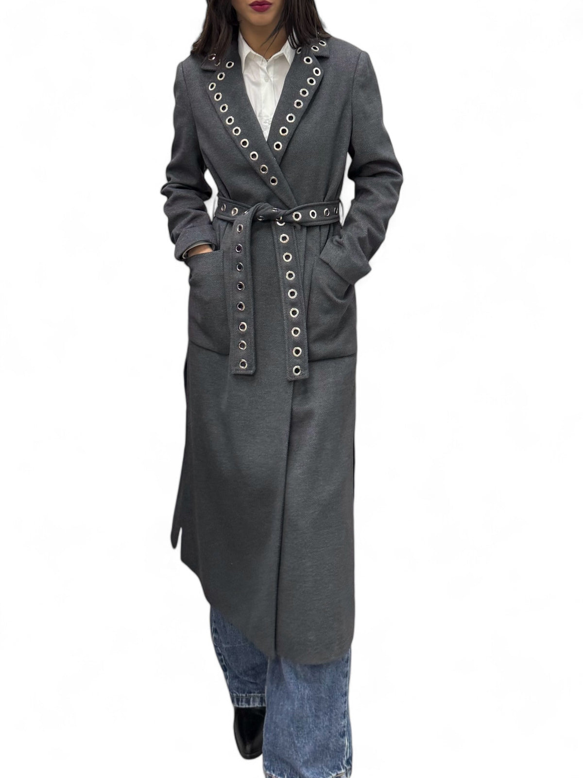 Cappotto dark grey lungo con spacchi laterali e applicazione occhielli