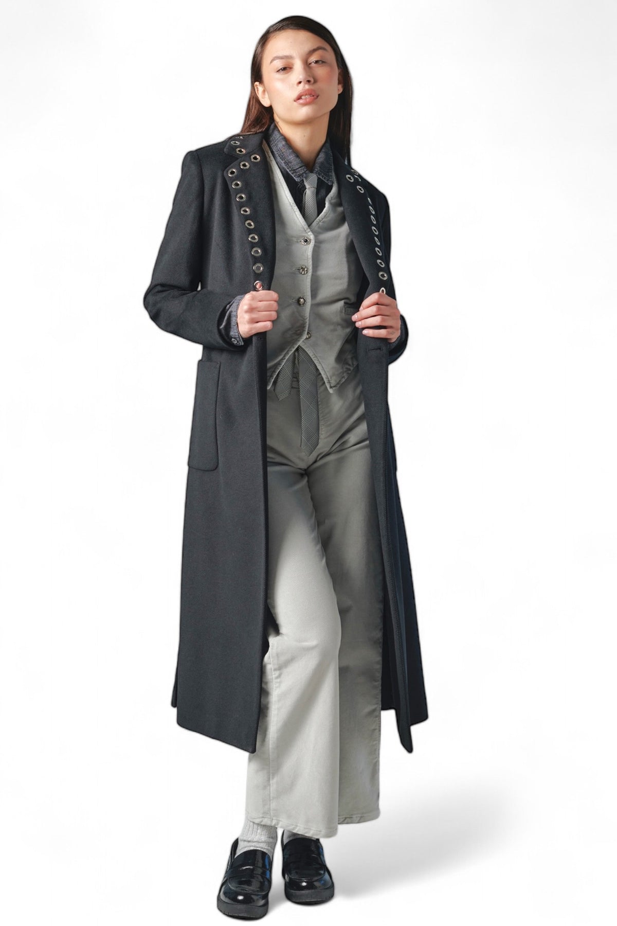 Cappotto nero lungo con spacchi laterali e applicazione occhielli