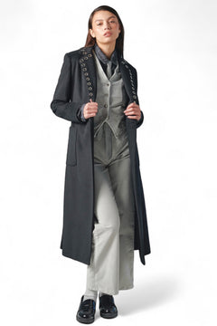 Cappotto nero lungo con spacchi laterali e applicazione occhielli
