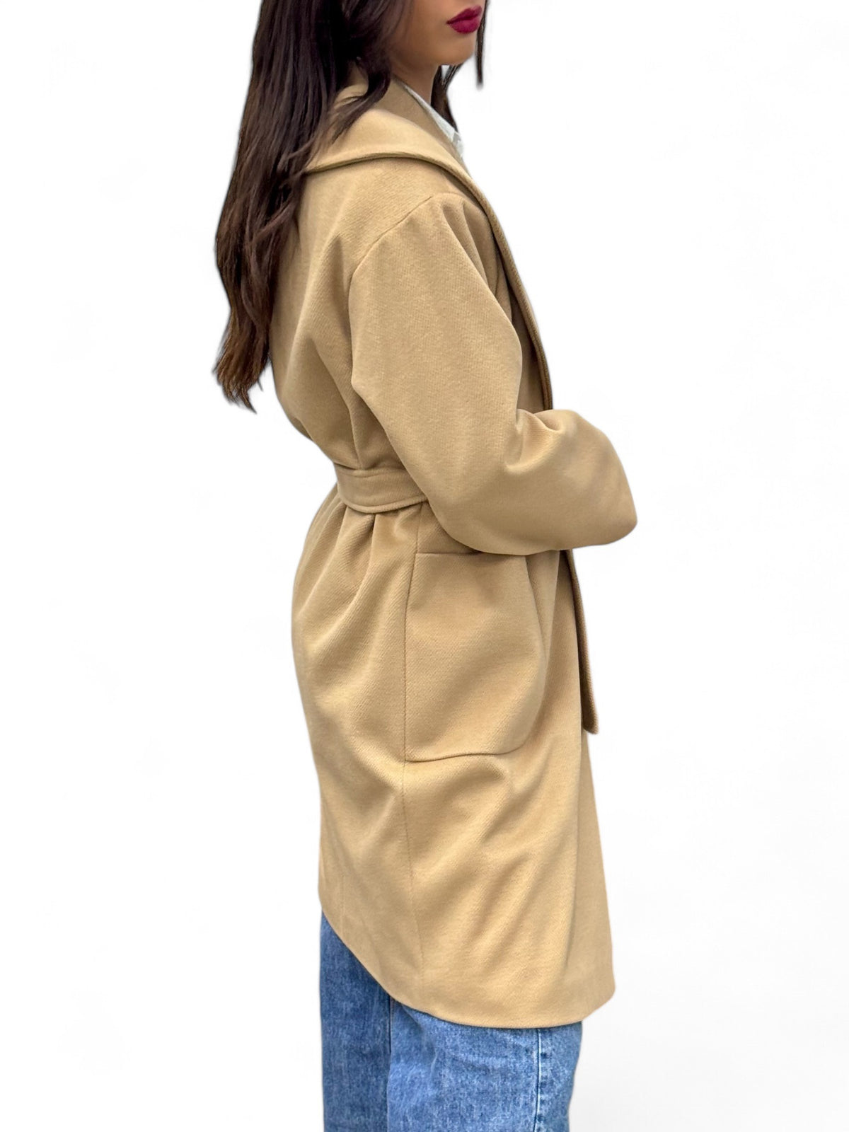 Cappotto lunghezza media camel con collo sciallato