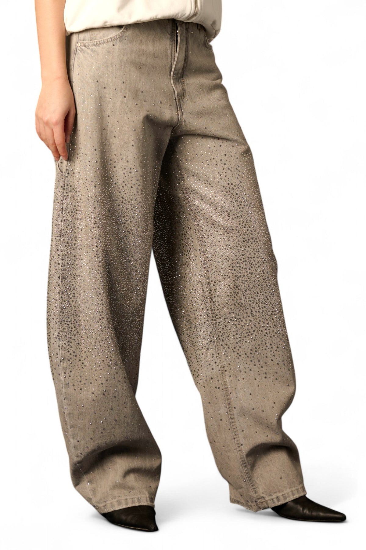 Jeans Charli barrel fit in denim grigio con esplosione strass