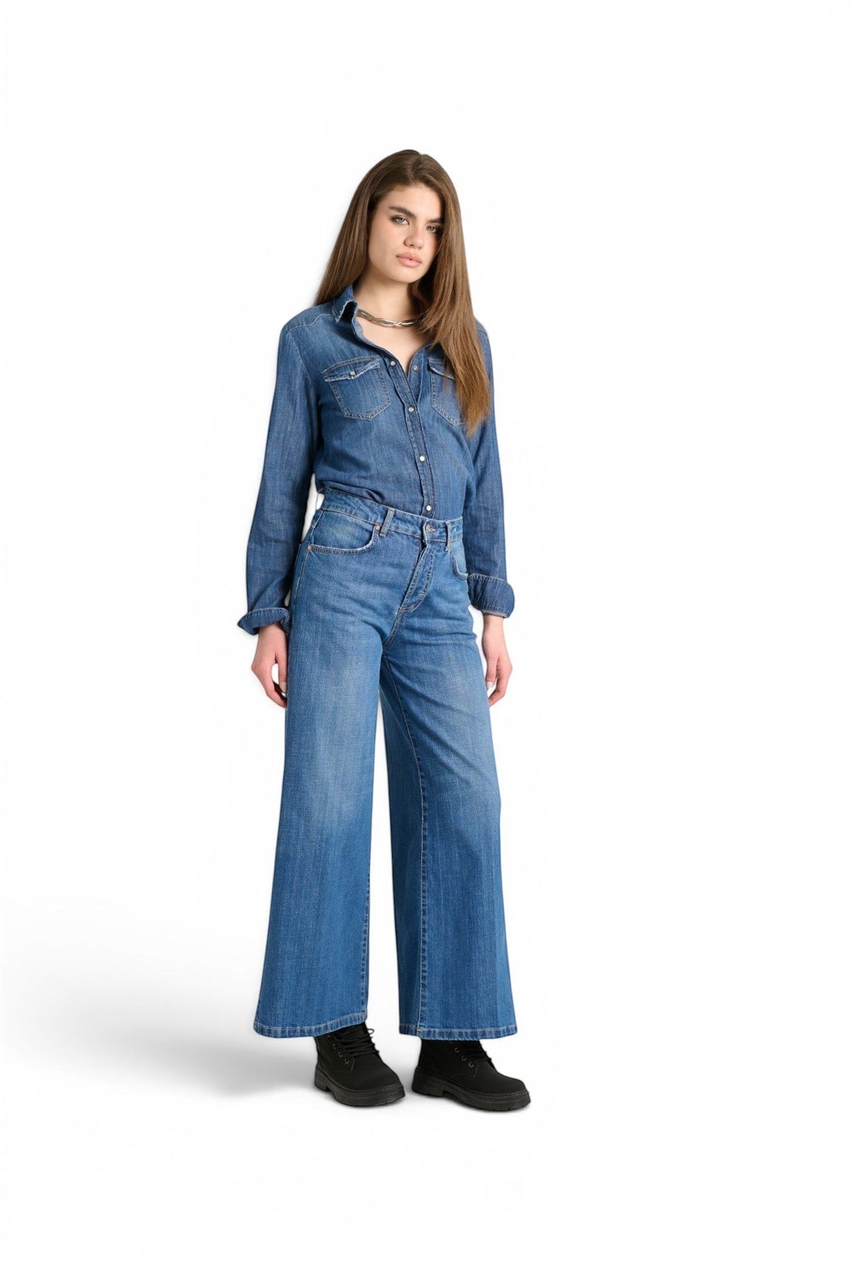 Modella indossa camicia texana GDD Fashion in denim medium light stonewash con dettagli vissuti e jeans a gamba larga