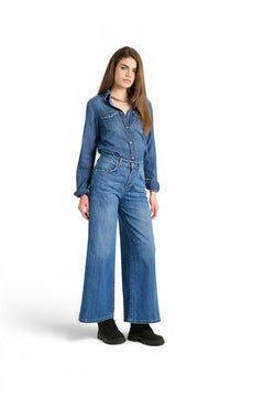 Modella indossa camicia texana GDD Fashion in denim medium light stonewash con dettagli vissuti e jeans a gamba larga