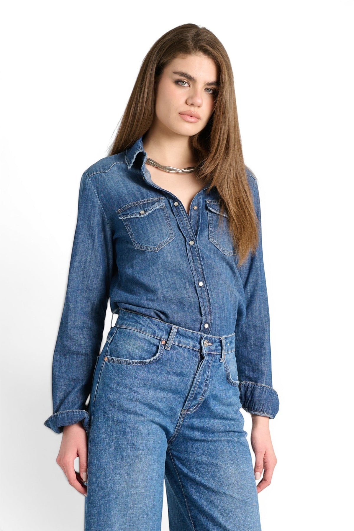 Modella indossa camicia GDD Fashion Paula in denim medium light stonewash con dettagli western e bottoni a pressione